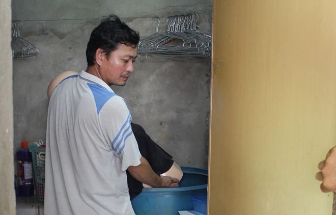 Nghi can thực nghiệm việc bỏ xác vợ thùng phuy nước.