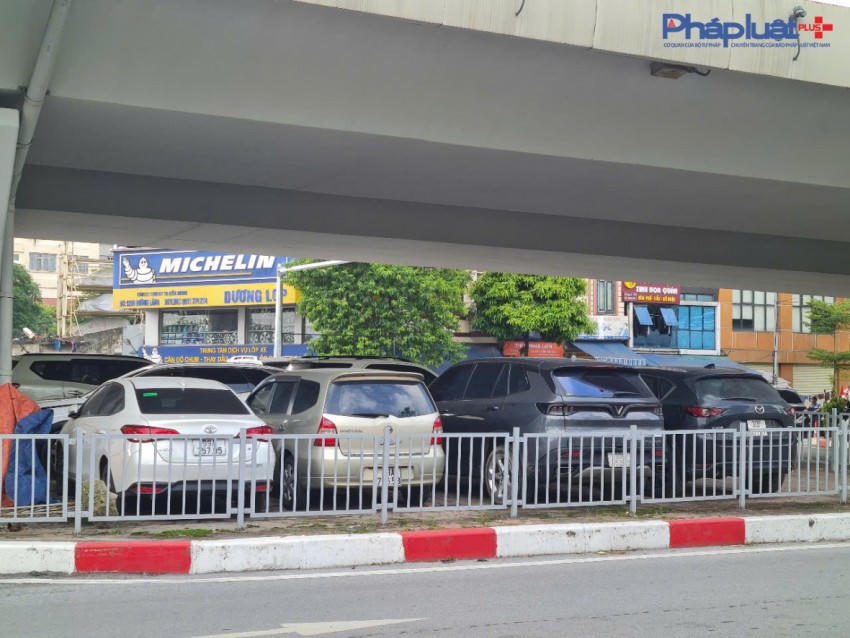 Cận cảnh những điểm trông giữ xe núp dưới chân cầu vượt tiềm ẩn nguy cơ bất an giữa lòng Hà nội