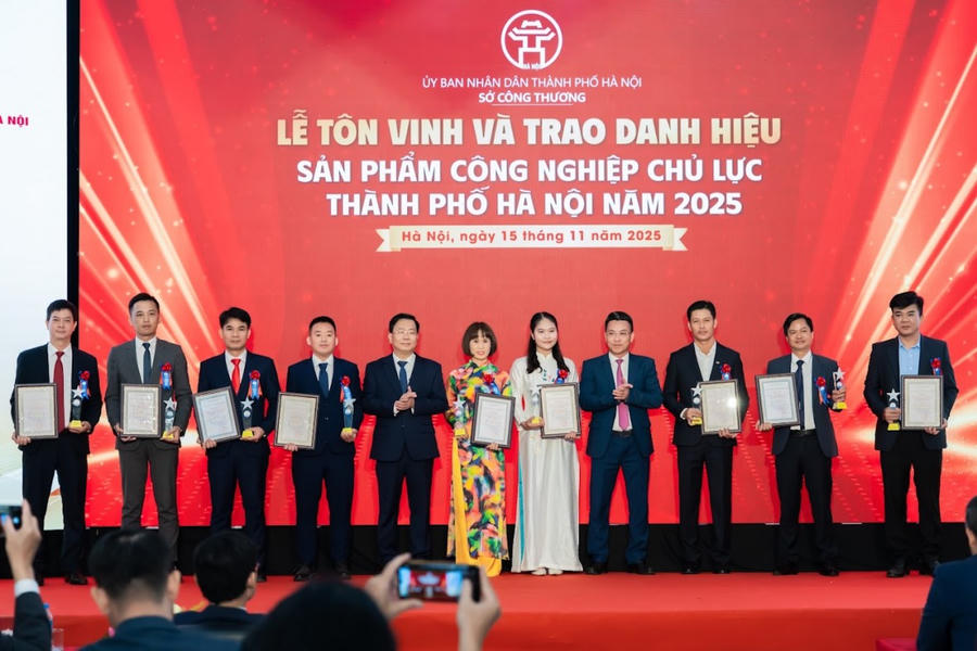 Ban tổ chức trao chứng nhận Sản phẩm công nghiệp chủ lực cho các doanh nghiệp.