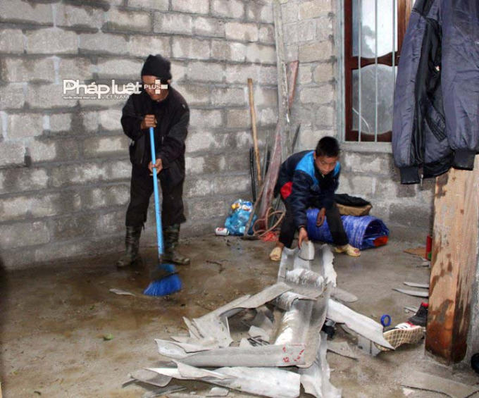 Nhà của một hộ dân lợp bằng tấm lợp xi măng bị vỡ vụn sau trận mưa đá kéo dài 15 phút.