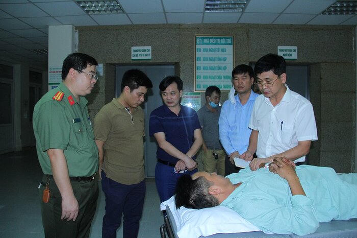 Lãnh đạo công an tỉnh đến thăm và động viên