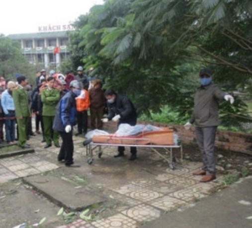 Lực lượng chức năng đang tiến hành khám nghiệm tử thi. ( Ảnh CAND)