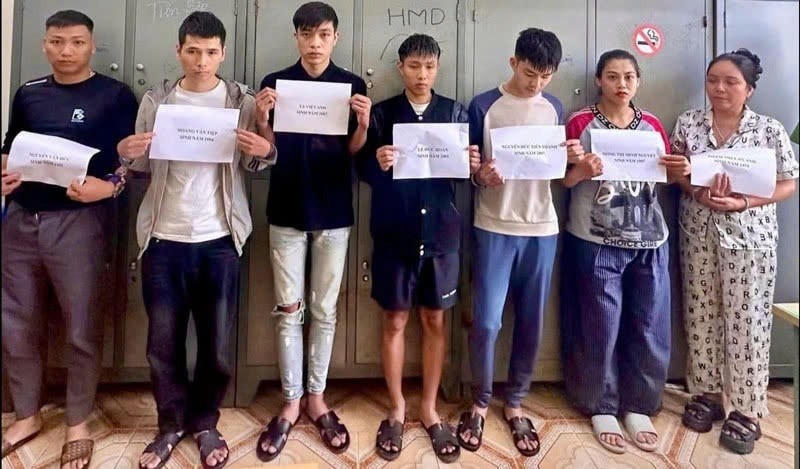 Phạm Thị Lan Anh tên thường gọi là Anh "khàn" (ngoài cùng bên phải) và các đối tượng liên quan. Ảnh: Công an Lào Cai.
