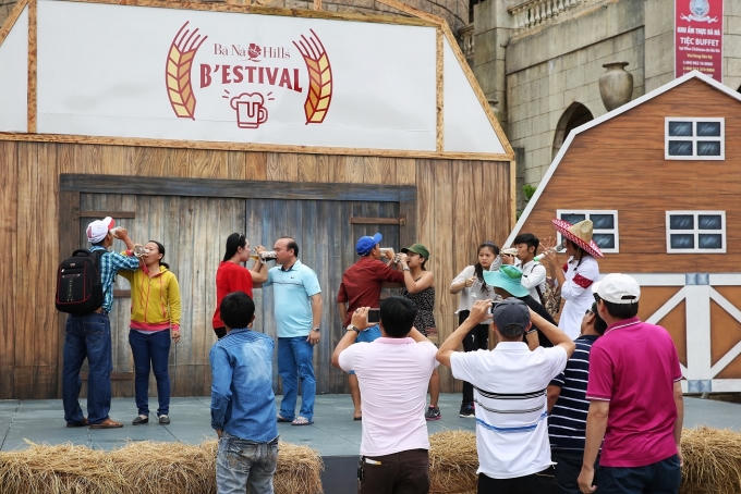 Bên cạnh đó là các trò chơi tương tác cực kỳ hấp dẫn. Trong ảnh là cuộc thi uống bia gay cấn, thú vị giữa các cặp du khách.