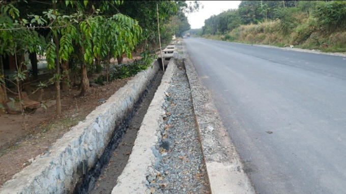 Thi công cống rảnh không đồng nhất kích thước, không che chắn.