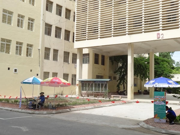 Khu vực thi nhà D2 của trường THPT Chuyên ĐHSP Hà Nội, 9h40 phút các thí sinh vẫn miệt mài làm bài thi.