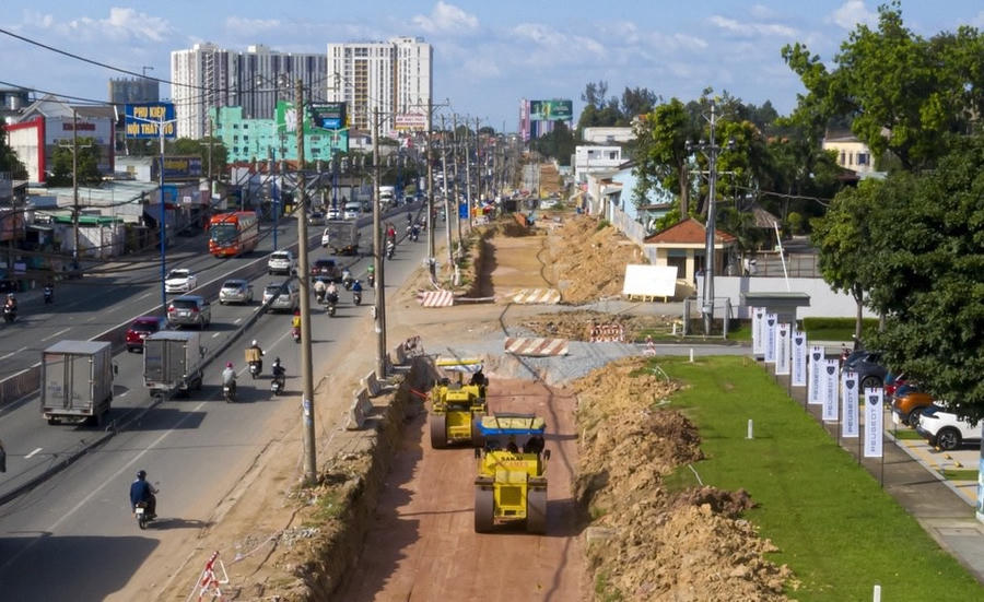 Tại nút giao đại lộ Tự Do, nhiều phương tiện cơ giới như xe lu, máy xúc đang thi công nền đường.