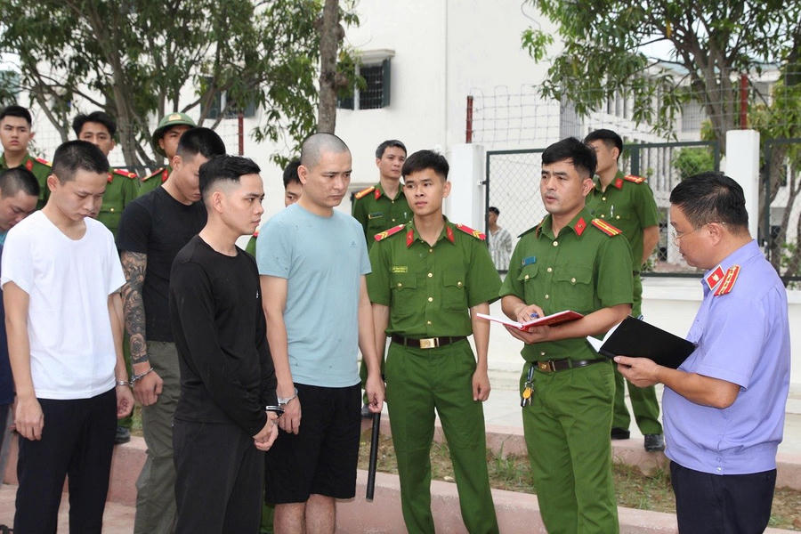 Cơ quan chức năng lấy lời khai các đối tượng trong đường dây tội phạm lừa đảo xuyên Quốc gia - Ảnh Công an Nghệ An.