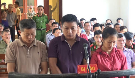 Nguyễn Duy Quân (ngoài cùng bên trái) cùng các đồng phạm tại Tòa. (Ảnh: báo Gia đình Việt Nam)