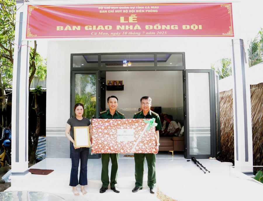 Đại diện Bộ Đội Biên phòng tỉnh Cà Mau tặng quà cho gia đình đồng chí Lý Hoàng Diệu.