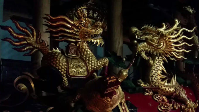 Pháo Nhất, Nhì được làm kỳ công sơn son, thiếp vàng với tứ quý long, ly, quy, phượng.