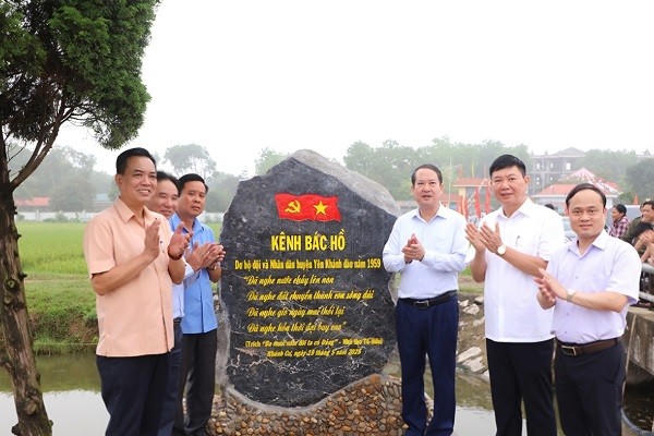 Các đại biểu gắn biển công trình Kênh Bác Hồ tại xã Khánh Cư.