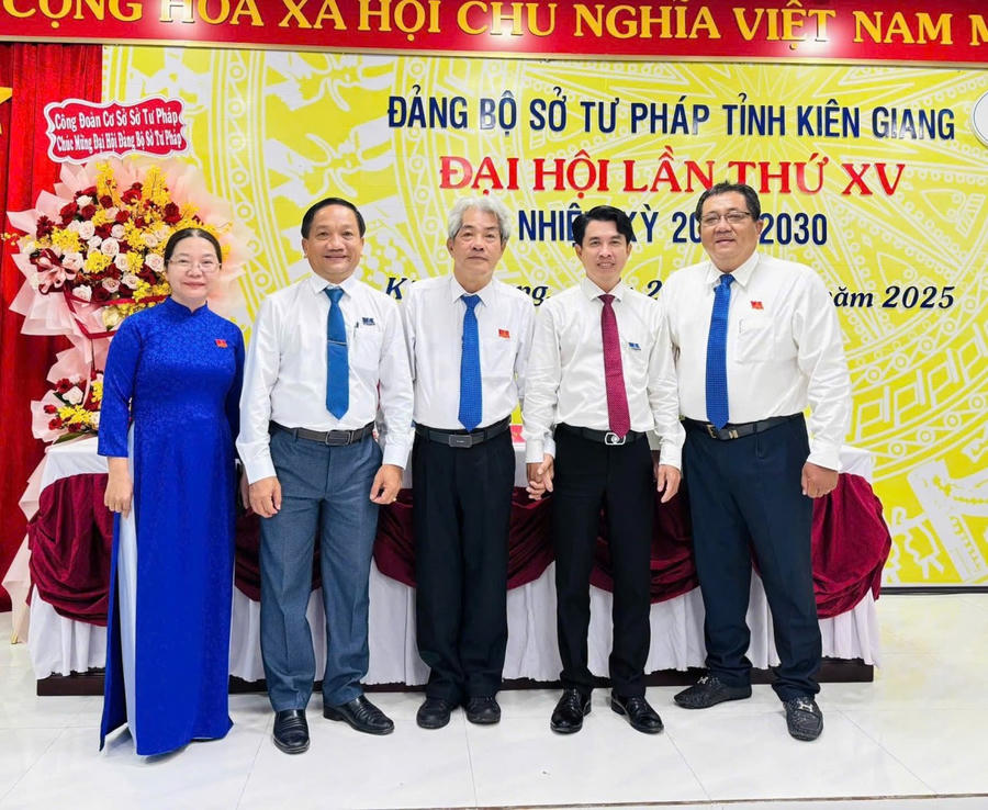 Lãnh đạo Sở Tư pháp 02 tỉnh An Giang và Kiên Giang chụp ảnh kỷ niệm