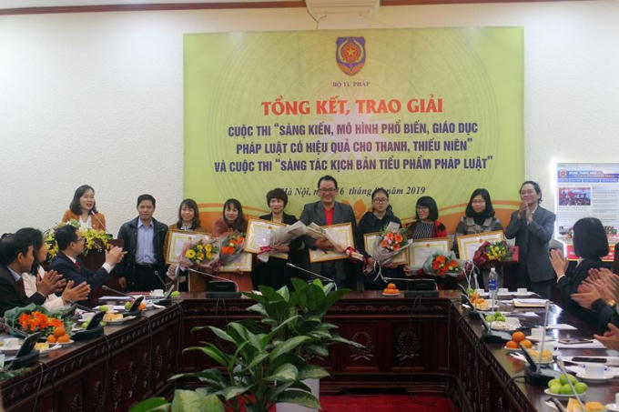 Bộ Tư pháp trao giải hai cuộc thi về phổ biến pháp luật