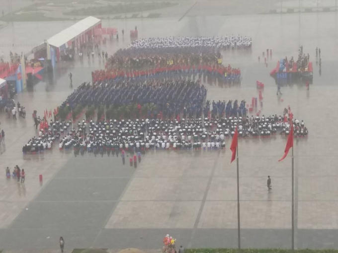 Hàng trăm sinh viên, học sinh trên địa bàn TP Việt Trì đội mưa để hưởng ứng Ngày hội thanh niên Đất Tổ. (Ảnh: Bien19.biz)