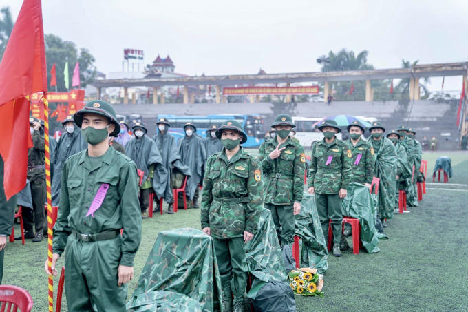 Nhiều tân binh thể hiện cảm xúc hồi hộp, vui mừng trước khi lên đường nhập ngũ.