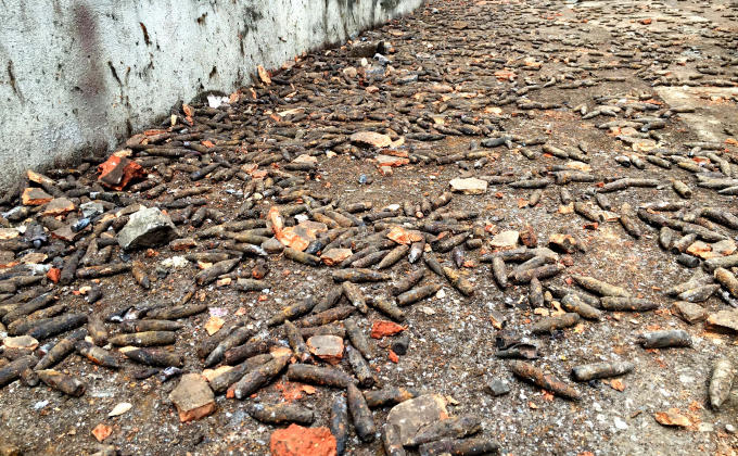 Hàng nghìn viên đạn vương vãi khắp nơi sau vụ nổ.