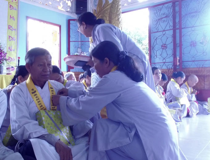 Cài hoa hồng cho các cụ cao tuổi.