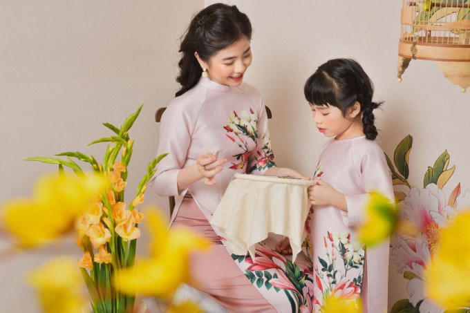 Áo dài đôi một gợi ý cho ngày Tết của mẹ và bé.