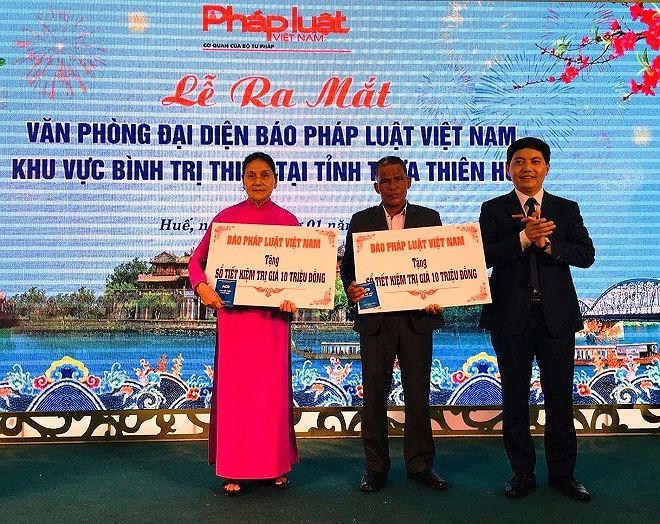Phó Tổng Biên tập Trần Đức Vinh tặng sổ tiết kiệm cho đại diện hai Mẹ Việt Nam Anh hùng.