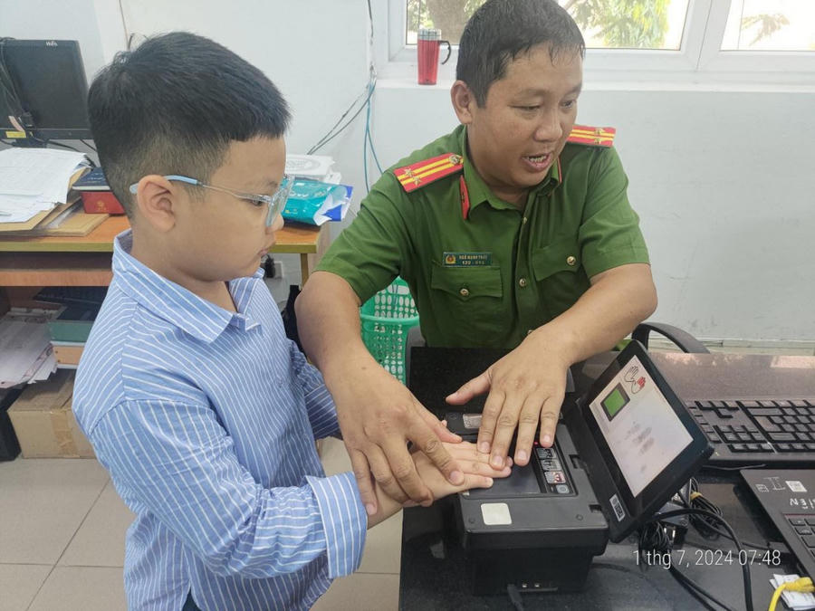 Trẻ em dưới 14 tuổi được làm thủ tục cấp thẻ căn cước.