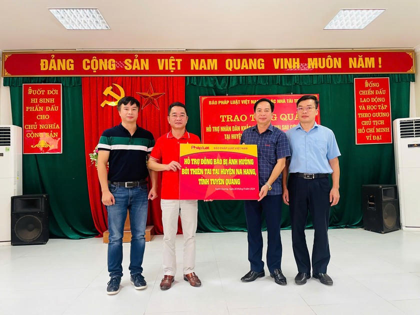 Tổng biên tập Báo Pháp luật Việt Nam tặng quà tại huyện Na Hang - Tuyên Quang...