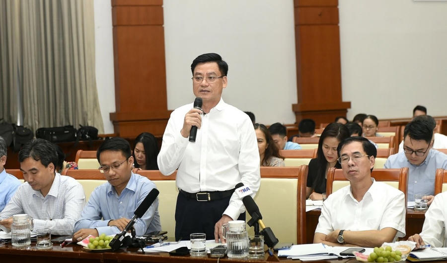 Ông Hoàng Văn Thu, Phó chủ tịch Ủy ban Chứng khoán Nhà nước, trả lời tại họp báo, ngày 2/7. Ảnh: Bộ Tài chính