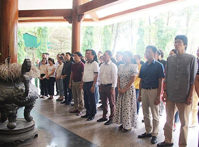 Đoàn dành 1 phút tưởng niệm các liệt sĩ.