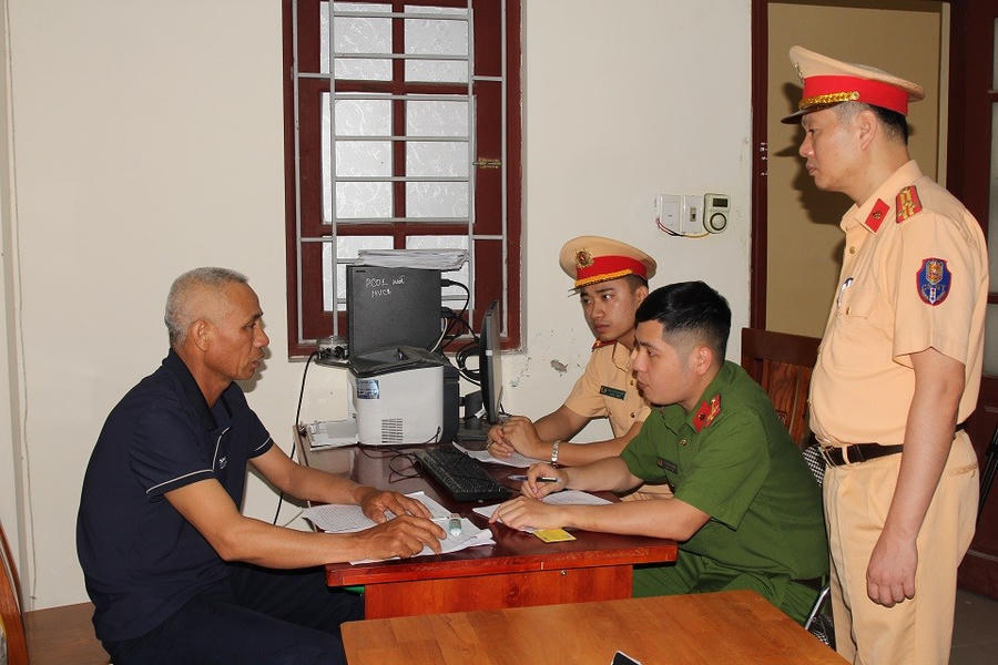 Cơ quan công an làm việc với lái xe 3 gác tự chế Hoàng Trần Thi. Ảnh: Công an Hà Nam.