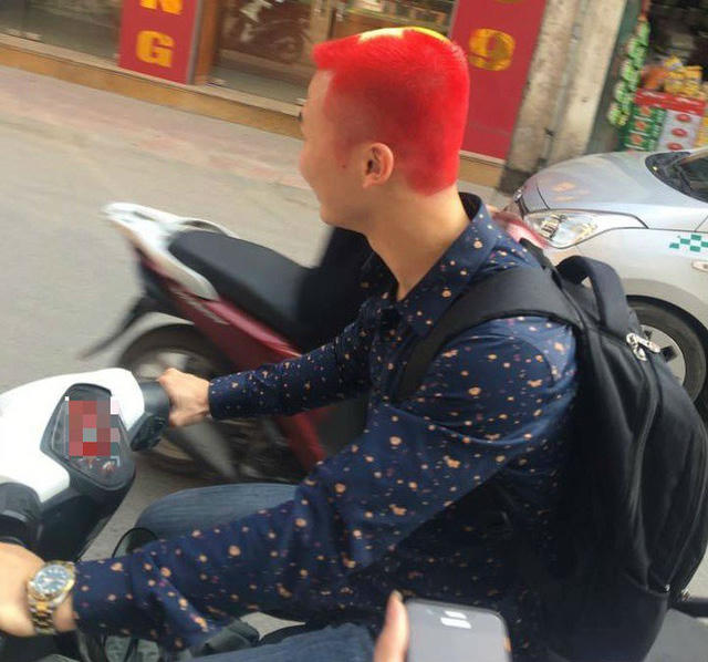Một mái tóc màu lá cờ đỏ sao vàng (Ảnh: Facebook)