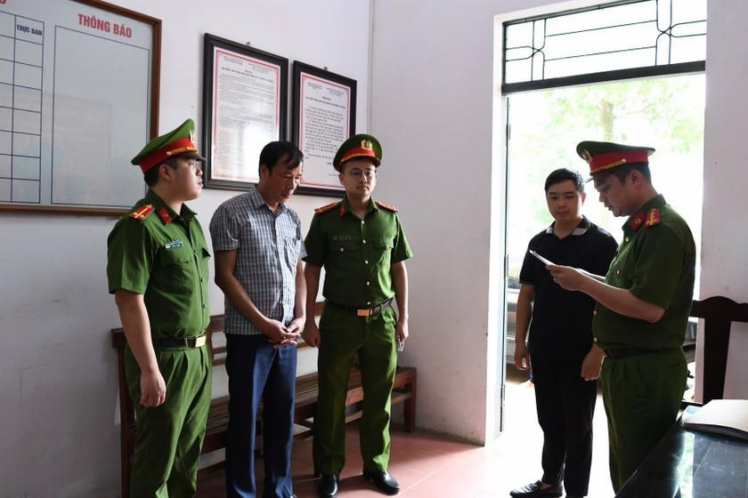 Cơ quan CSĐT Công an tỉnh Phú Thọ thi hành lệnh giữ người trong trường hợp khẩn cấp và lệnh bắt người bị giữ trong trường hợp khẩn cấp đối với Văn Mạnh Thắng, Chủ tịch UBND xã Thạch Khoán, huyện Thanh Sơn. (Ảnh: Công an)