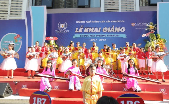Phụ huynh và học sinh tham dự Lễ khai giảng tại Trường PTLC Central Park sang nay cũng khó có thể quên đượcmàn Mash up: Lý kéo chài (nhạc cụ dân tộc), Symphony No9 của Beethoven (nhạc cụ phương tây), Bàn tay kỳ diệu (flash mob) do các em học sinh biểu diễn.