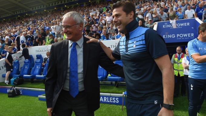 HLV Ranieri (bên trái) đang rất thành công với Leicester City