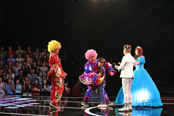 Bất ngờ tài diễn xuất của “hotboy nhí” 8 tuổi tại Tiếu Lâm Tứ Trụ Nhí