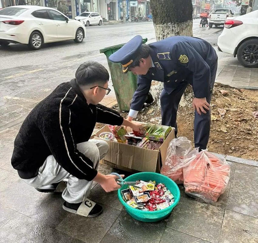 Tiêu hủy hàng hóa vi phạm. (Ảnh: Cục QLTT Hà Giang).