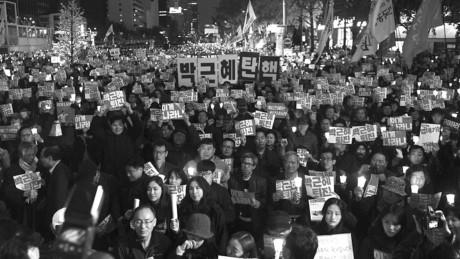 8_1  Người dân Hàn Quốc biểu tình, giơ khẩu hiệu đòi Tổng thống Park Geun-hye từ chức. Ảnh: Wall Street JournalTh