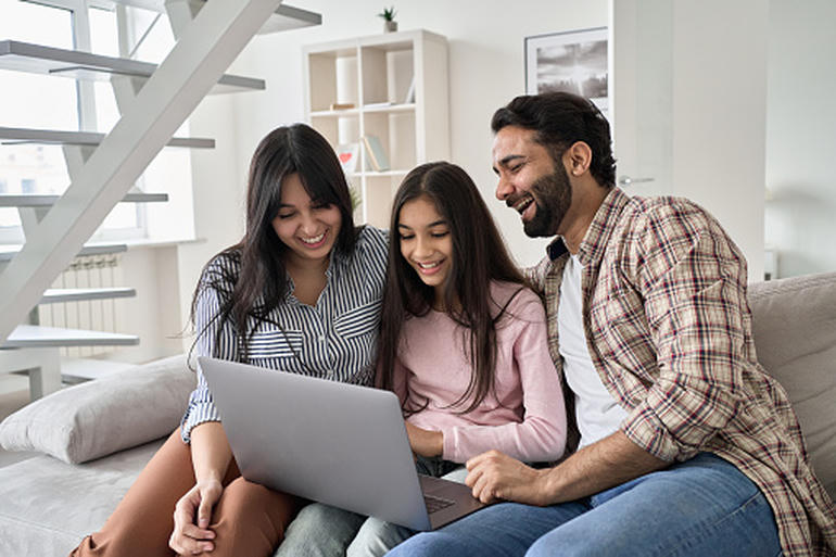 Cha mẹ có thể cùng con sử dụng Internet để chia sẻ những giá trị và kỳ vọng của mình. (Ảnh: iStock)
