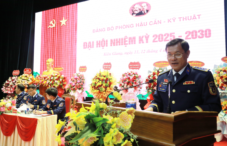 Đại tá Nguyễn Thái Dương - Ủy viên Ban Thường vụ Đảng ủy, Phó Chính ủy Bộ Tư lệnh Vùng Cảnh sát biển 4 phát biểu chỉ đạo tại Đại hội.