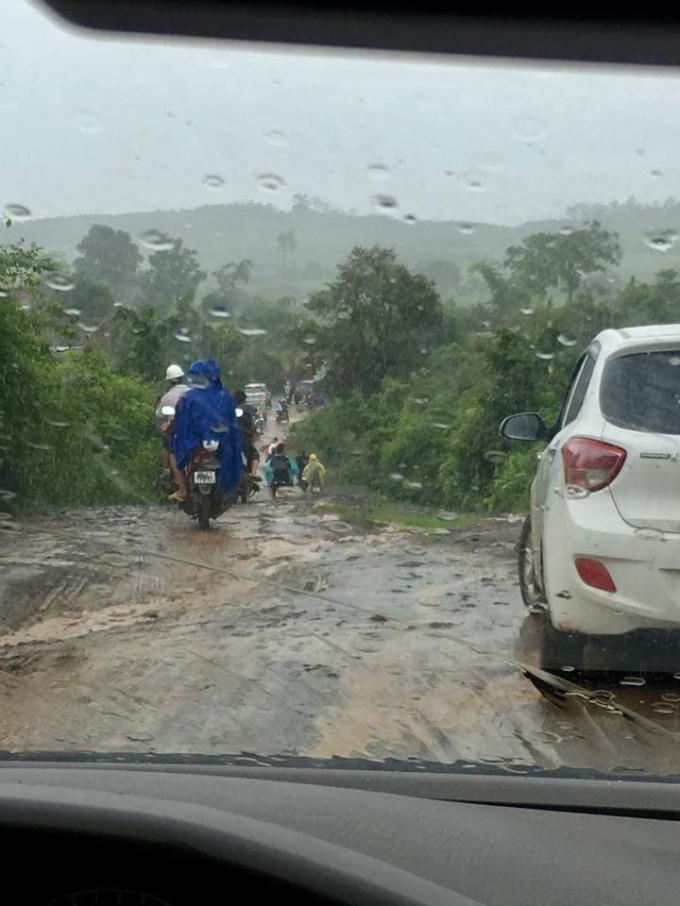 Đường vào hiện trường nơi xảy ra vụ rơi máy bay đang mưa lớn.