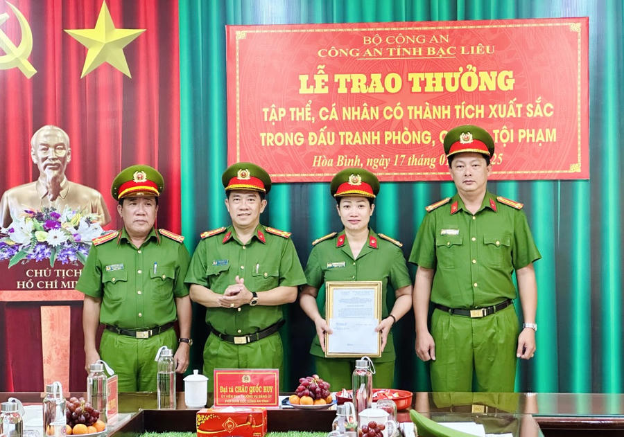 Đại tá Châu Quốc Huy - Phó Giám đốc Công an tỉnh, Phó Trưởng Ban Chỉ đạo 138 tỉnh Bạc Liêu trao Quyết định thưởng nóng cho Công an huyện Hoà Bình (thứ 2 từ phải sang); Phòng Cảnh sát hình sự (thứ nhất bên phải) và Phòng Cảnh sát điều tra tội phạm về ma túy Công an tỉnh.