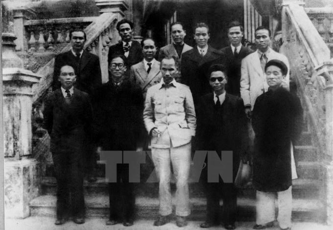 Ngày 25/8/1945 Ủy ban giải phóng dân tộc do Quốc dân Đại hội Tân Trào cử ra được cải tổ thành Chính phủ lâm thời do Chủ tịch Hồ Chí Minh làm chủ tịch.