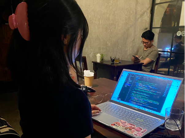 Phương Hà, sinh viên năm năm hai, Học viện Y Dược học Cổ truyền Việt Nam. Ảnh: Nguyệt Hòa