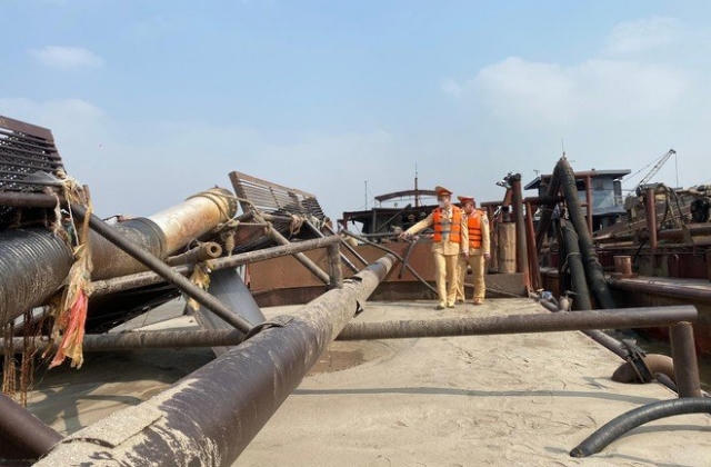 Giữa đêm vây bắt