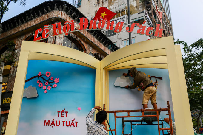 Trên góc đường Nguyễn Huệ - Mạc Thị Bưởi, nhóm công nhân khác cũng tất bật hoàn thiện các tiểu cảnh phục vụ lễ hội đường sách.
