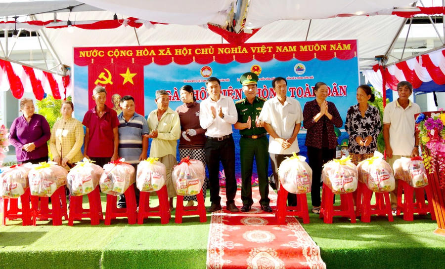 Đại tá Phạm Anh Chương - Chỉ huy trưởng BĐBP tỉnh Cà Mau và lãnh đạo huyện Trần Văn Thời, tặng quà cho các hộ nghèo.