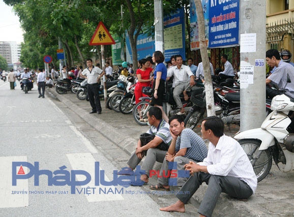  Vỉa hè chật kín xe của phụ huynh.