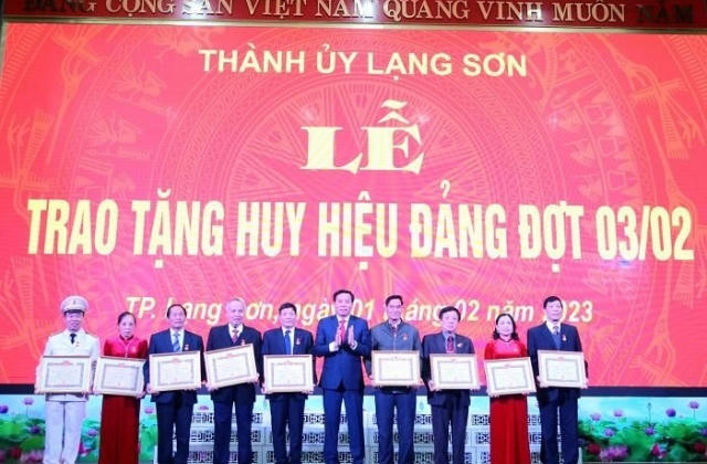 80 Đảng viên tại Lạng Sơn nhận huy hiệu Đảng