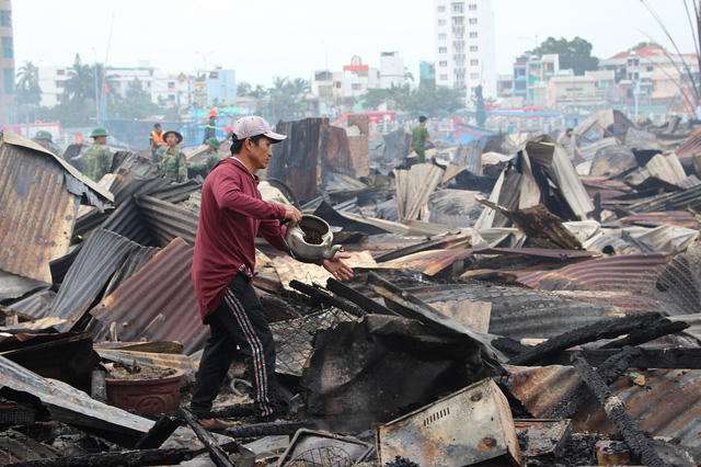 Người đàn ông này cố gắng nhặt nhạnh và lần tìm căn nhà của mình dưới đống hoang tàn, tro bụi.