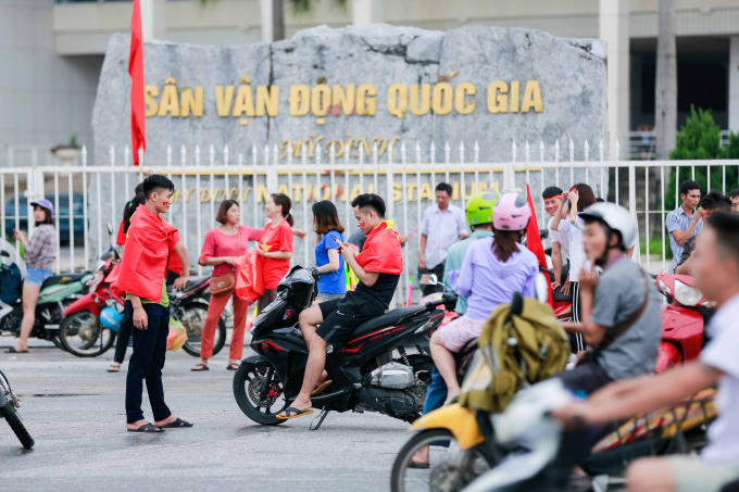 Bên ngoài Sân vận động Mỹ Đình. (Ảnh Hoàng Tuấn)