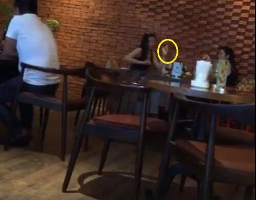 Cho&aacute;ng với clip Hoa hậu Kỳ Duy&ecirc;n v&ocirc; tư h&uacute;t thuốc tại qu&aacute;n cafe c&ocirc;ng cộng